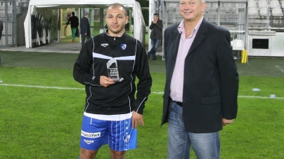 Remise du trophée du joueur de septembre à Yahia-Bey
